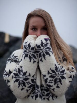 Die Ärmel mit Eisblumen Muster von einem Isländer Wollpullover