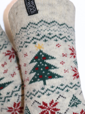 Detail des eingestrickten Weihnachtsbaum-Motivs auf dänischen Weihnachtssocken aus Lammwolle