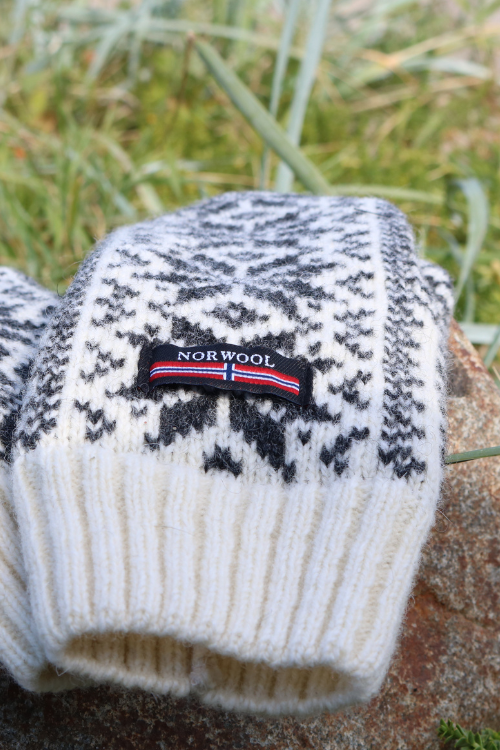 Favn – Skandinavische Wollhandschuhe mit Schneeflocken-Muster aus 100% Wolle mit Fleece-Futter