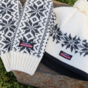 Frost – Skandinavische Wollmütze Schneeflocken Muster – Set mit Handschuhen