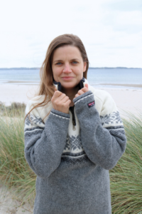 Norweger Pullover Damen Liv_Grau Weiß Schneeflocken_Front am Strand