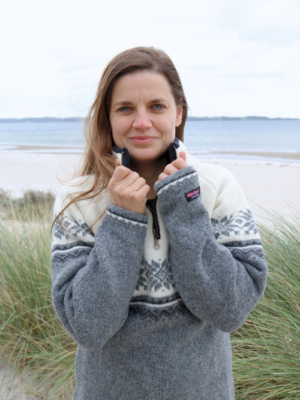 Norweger Pullover Damen Liv_Grau Weiß Schneeflocken_Front am Strand