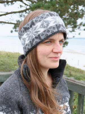 Norweger Stirnband Snøflak Wolle Eisblumenmuster_Grau_Seitenprofil am Strand