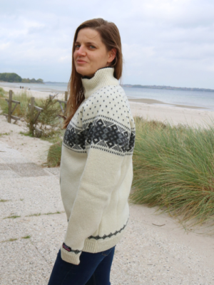Skandinavische Wollstrickjacke Dagny Damen_Seitenprofil am Strand