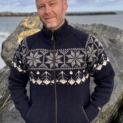 Norweger Strickjacke Gunnar Herren – 100% Schurwolle 3GG von NORWOOL, Navy Schneeflocken-Muster