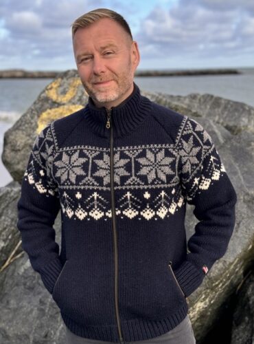 Norweger Strickjacke Gunnar Herren – 100% Schurwolle 3GG von NORWOOL, Navy Schneeflocken-Muster