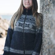 Norweger Strickjacke Thyra Damen – 100% Schurwolle von NORWOOL, Navy mit nordischem Muster