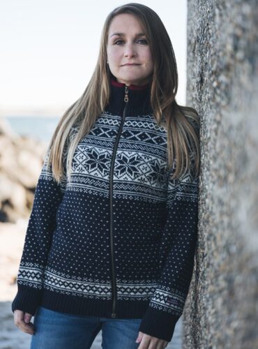 Norweger Strickjacke Thyra Damen – 100% Schurwolle von NORWOOL, Navy mit nordischem Muster
