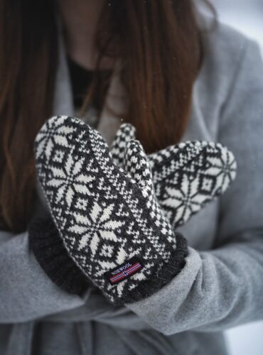 Wollhandschuhe Favn Anthrazit – 100% Wolle von NORWOOL Schneeflocken skandinavisches Muster