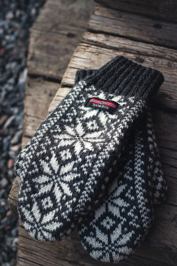 Favn – Skandinavische Wollhandschuhe mit Schneeflocken-Muster aus 100% Wolle