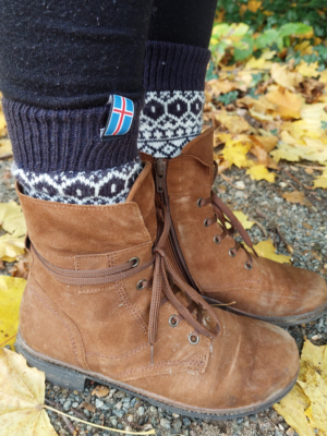 Skandinavische Wollsocken aus Kammwolle mit Island Fähnchen im Herbst mit Stiefel