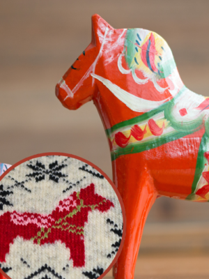Kuschelige Wollsocken mit Dalapferd aus Schweden als Symbol für schwedische Handwerkskunst und Tradition.
