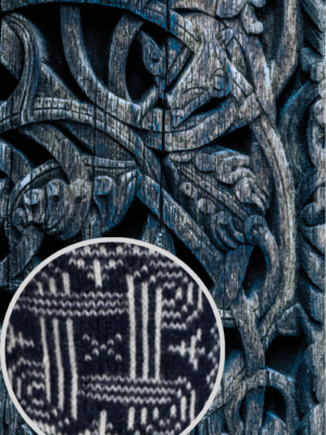 Detail des finnischen Hannunvaakuna-Musters auf skandinavischen Wollsocken aus Naturwolle.