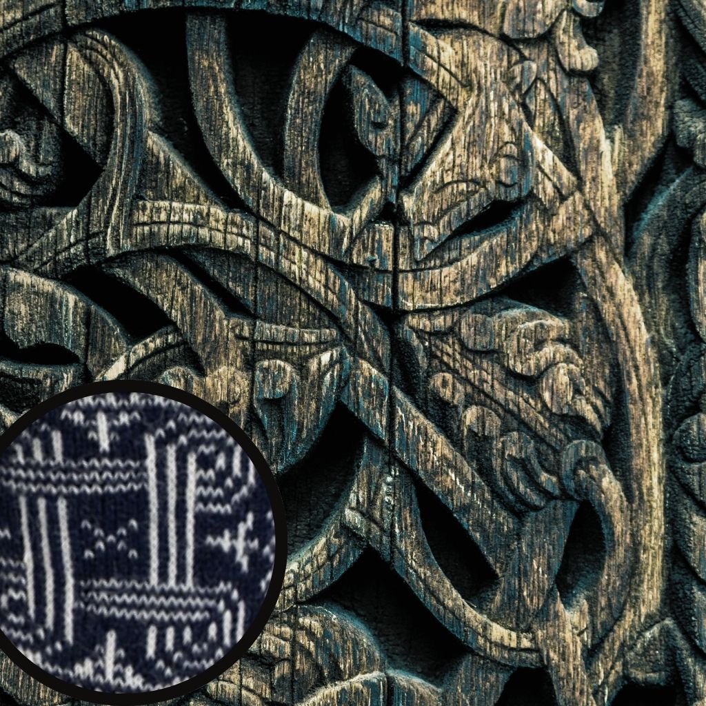 Detail des finnischen Hannunvaakuna-Musters auf skandinavischen Wollsocken aus Naturwolle.