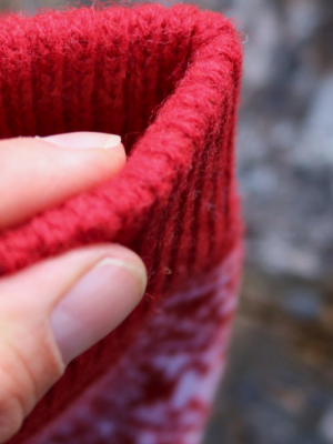 Nahaufnahme des weichen doppelt gestrickten Bündchens der skandinavischen Hyggesocken aus Lammwolle.