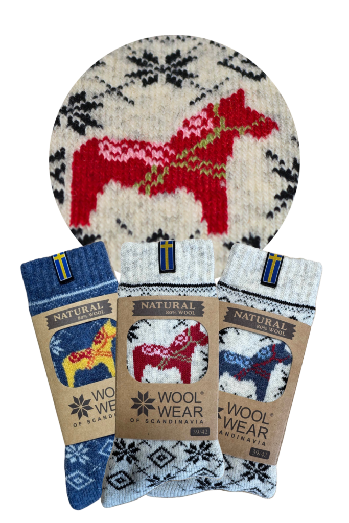 Collage der Schweden Wollsocken mit Dalapferd-Motiv aus 80 % Lammwolle