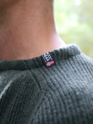 Kragendetail des Herren Strickpullovers Erik aus 100 % Lammwolle