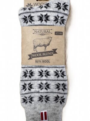 Dicke skandinavische Kuschelsocken mit dänischer Flagge und klassischem nordischen Muster in Schwarz