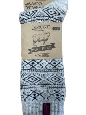 Dicke skandinavische Wollsocken in Hellgrau mit schwarzem Norwegermuster und norwegischem Flaggen-Detail
