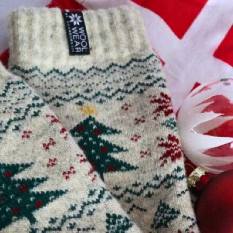 Skandinavische Wollsocken mit Weihnachtsbaum