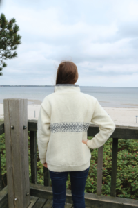 Rückansicht des skandinavischen Fjordvind Wollpullovers für Damen in Weiß in 100 % Schurwolle